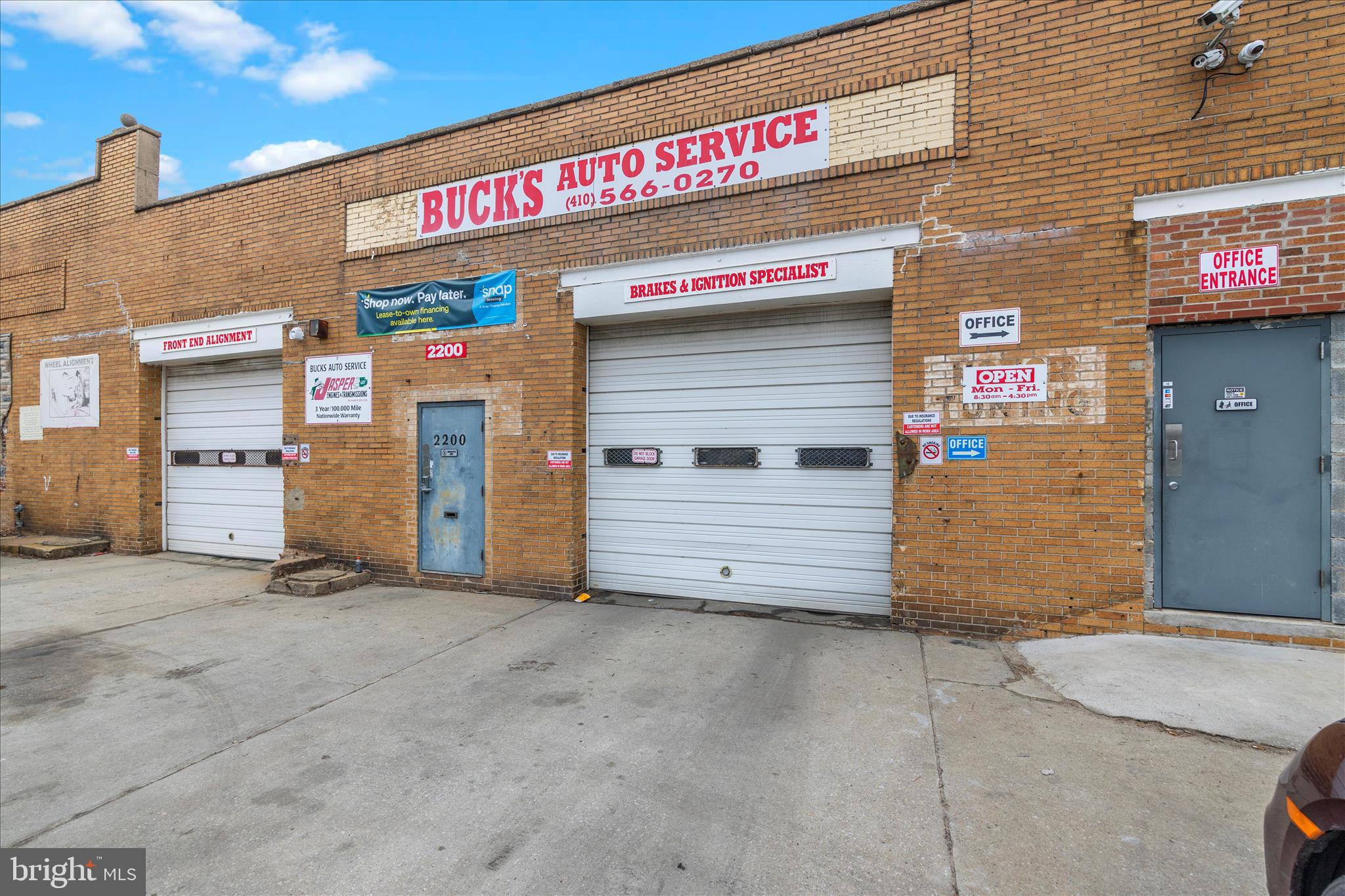 Main image without alt text