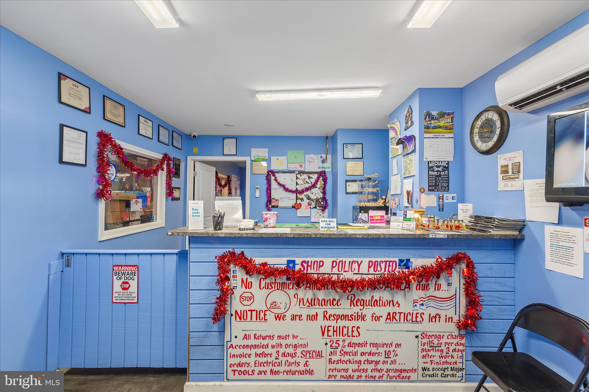 Main image without alt text