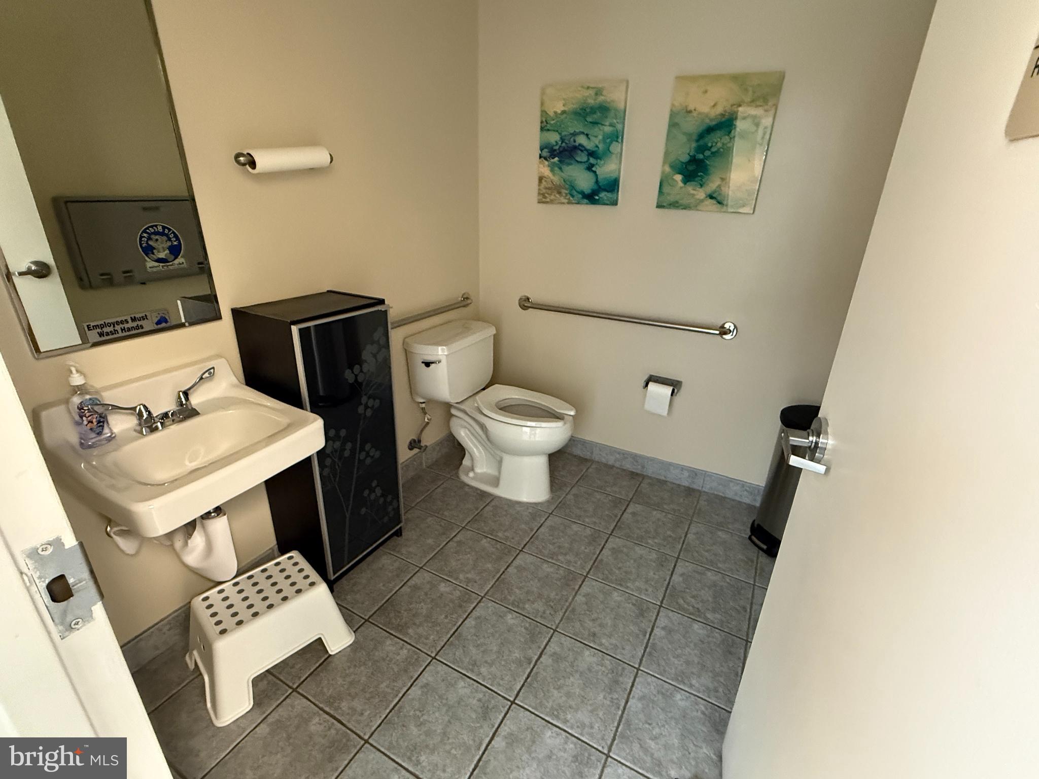 Main image without alt text