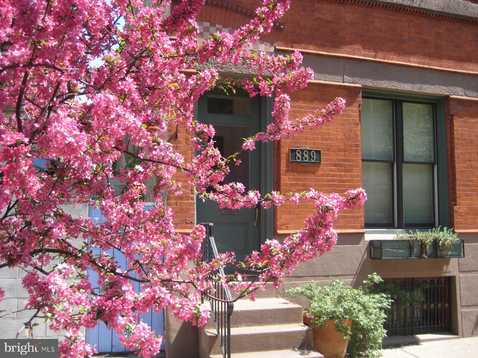 889 N 25TH STREET