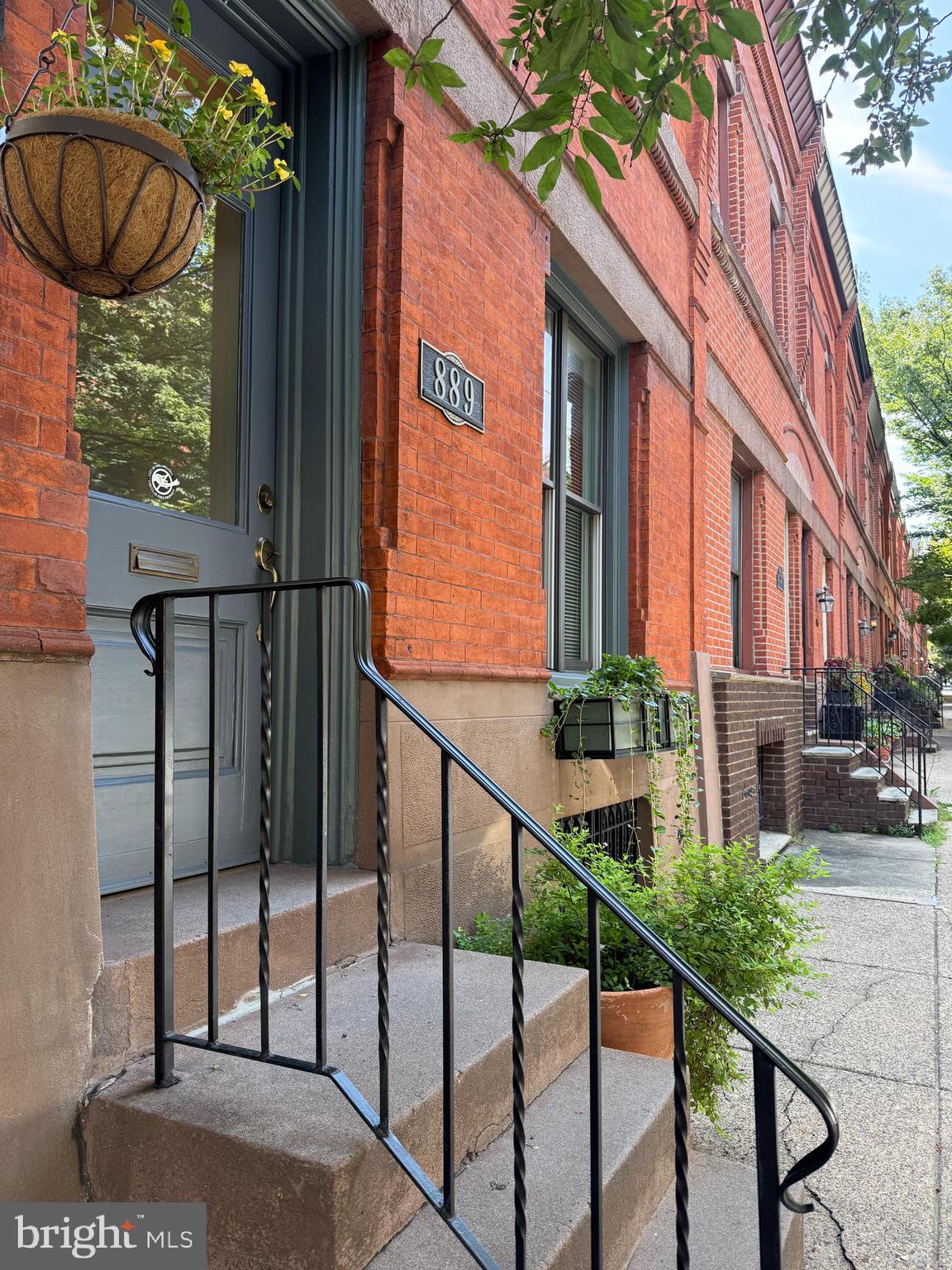 889 N 25TH STREET