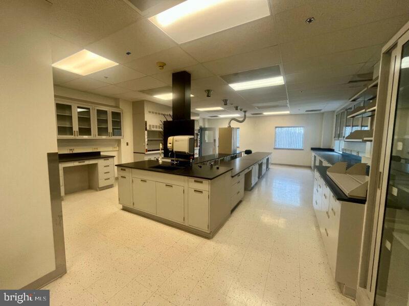 HOLABIRD - Commercial Lease
