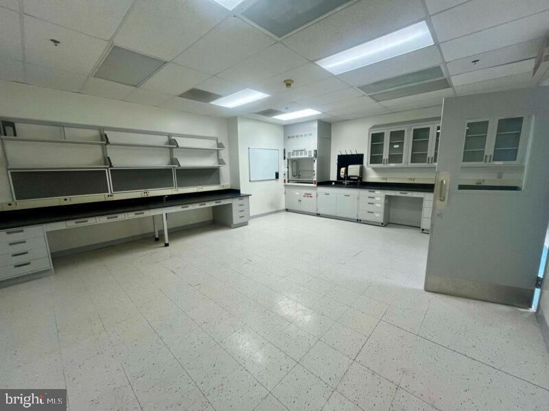 HOLABIRD - Commercial Lease