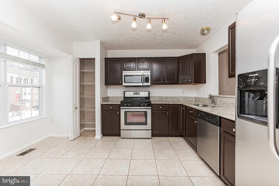 BELLEHAVEN ESTATES - Residential Lease