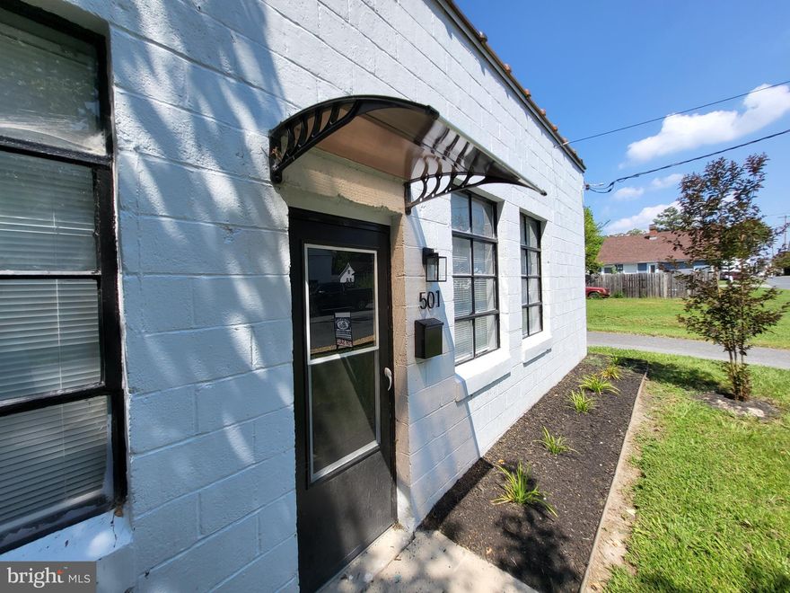 Unique freshly renovated work / live studio / Loft space.  Two bedrooms and one bathroom, providing over 1,900 sq ft of space – quite generous for its configuration.  Bright and modern interior following a recent renovation; the space includes an attached workshop-style area ideal for hobbies or work .  Very easy to show, come take a look.  Survey etc in the "Documents" section of the listing.

1.8 miles to super walmart
1.1 miles to wawa
1.2 miles to chick filet,Wendy's, taco bell
1.2 mile to food lion , ace, walgreens, 84 lumber

.8 miles to downtown cambridge