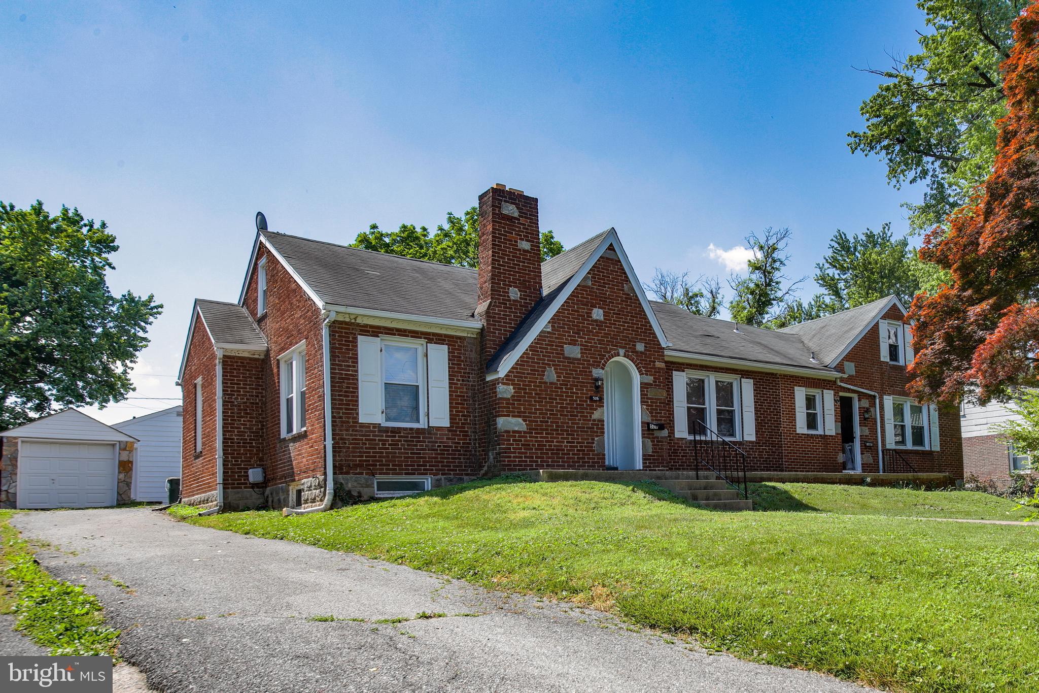 Main image without alt text