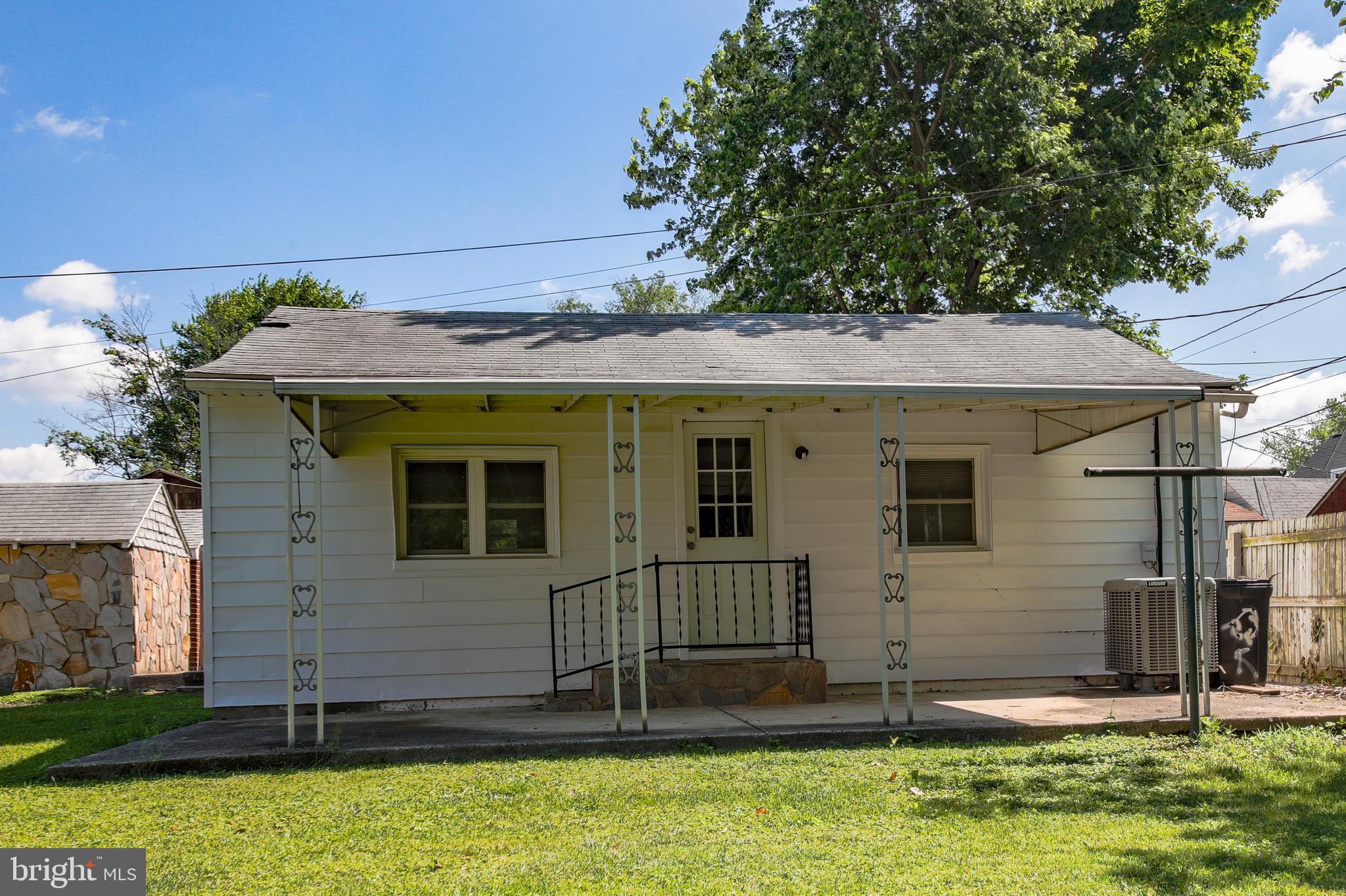 Main image without alt text