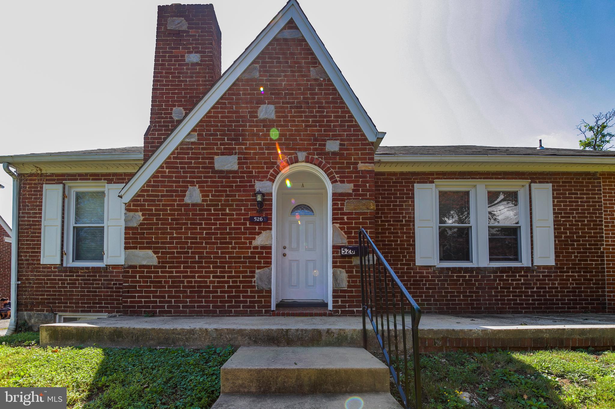 Main image without alt text