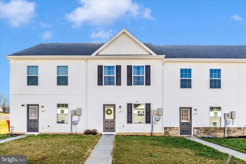 Photo of 220 White Violet Way, KEARNEYSVILLE, WV 25430 (MLS # WVBE2049212)