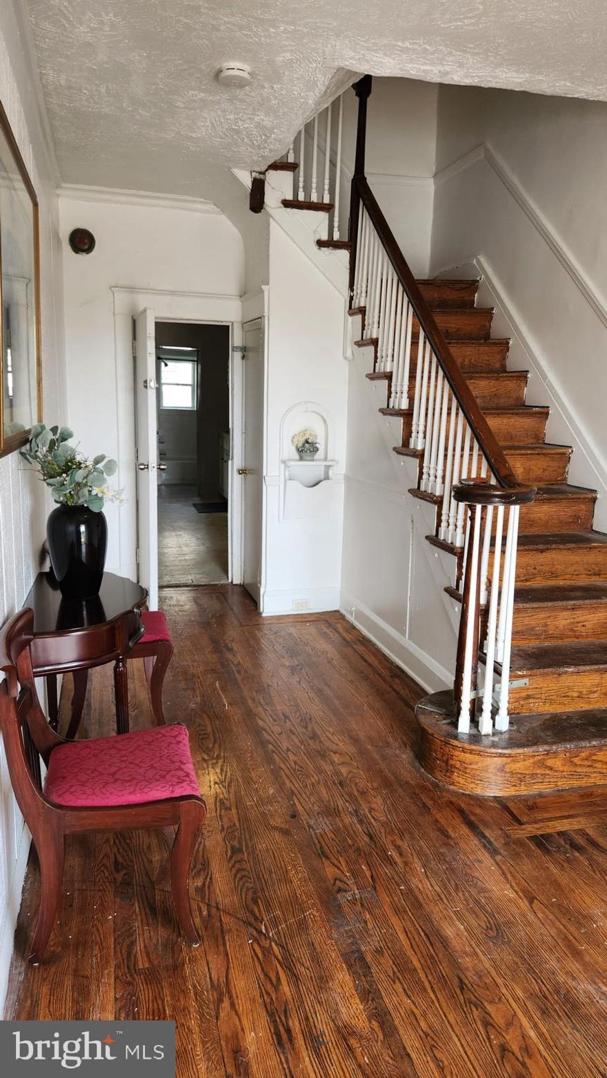 When you think you have found home, you must be here! Come and tour this amazing 1 BEDROOM & 1 BATHROOM rental home, perfect for the professional or university student who wants the comfort, convenience and uniqueness of city life. Right across from the Mondawmin Metro Station, and walking distance from Coppin State University, and the Maryland Zoo!  Also 3 to 6 minutes from Shoppers Food & Pharmacy Supermarket; Planet Fitness; several popular banks - including a new Chase Bank; TGI Fridays; Ross, Druid Hill Park swimming Pool, and dozens more shops and businesses, all at your convenience.
You will be amazed by what you can do to make this your new home!!  You don't want to miss out on this opportunity!