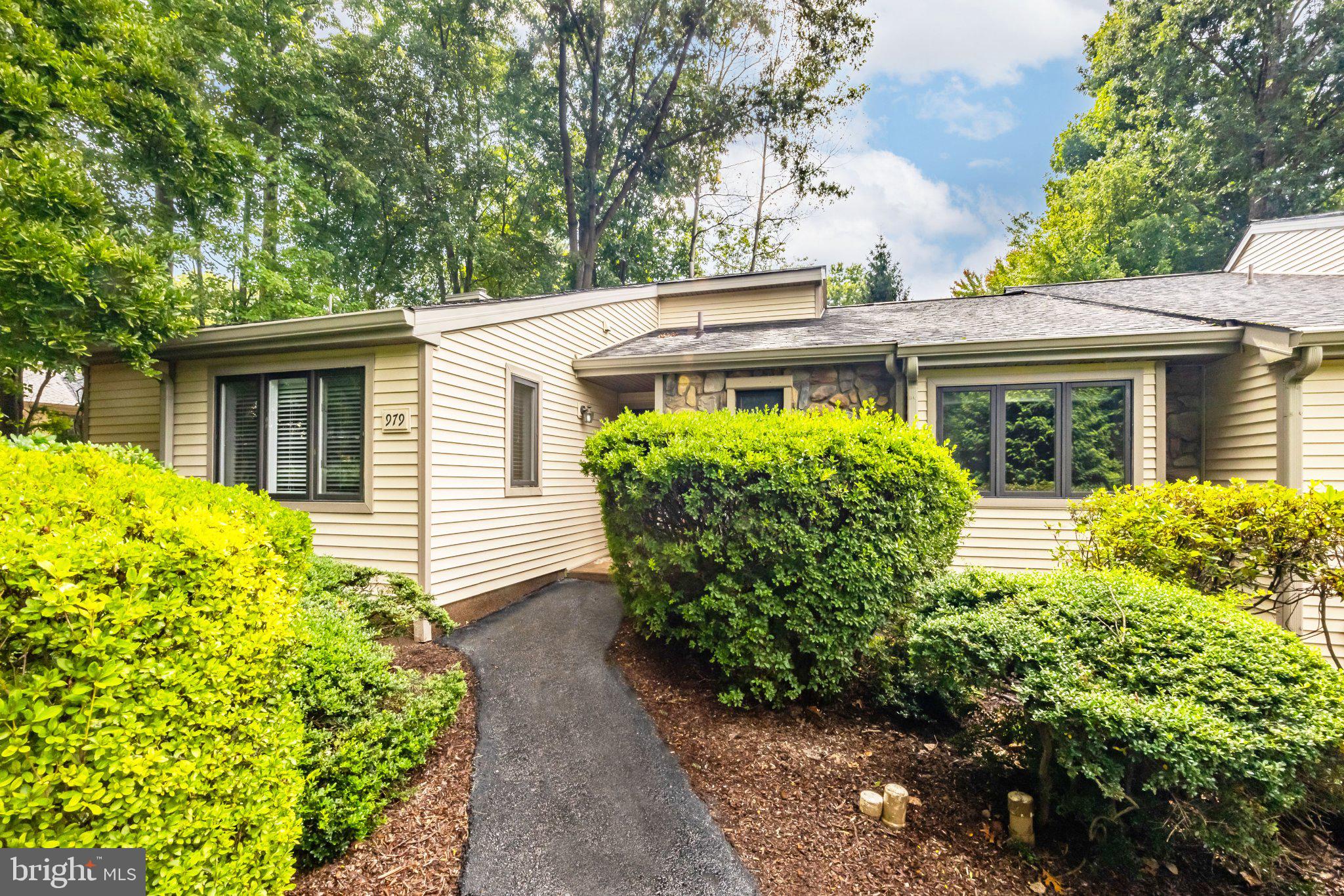 979 KENNETT WAY 979