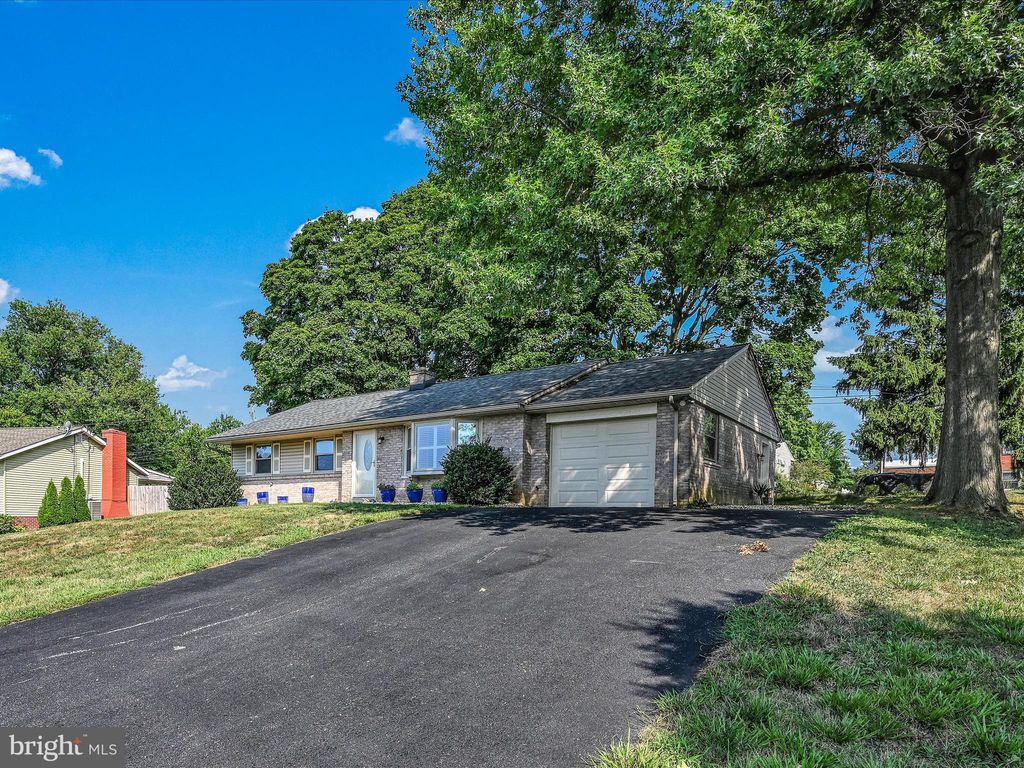 Photo of 819 Imperial Drive, Lancaster, PA 17601 (MLS # PALA2055032)