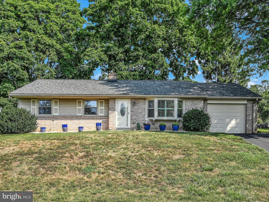 Photo of 819 Imperial Drive, Lancaster, PA 17601 (MLS # PALA2055032)