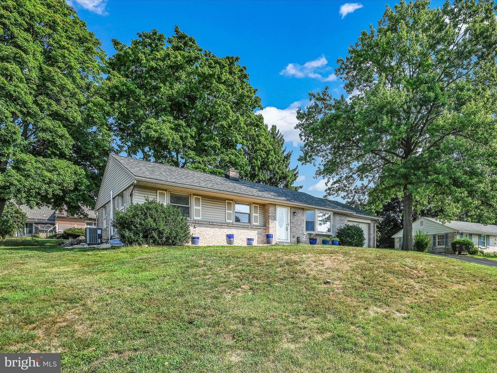 Photo of 819 Imperial Drive, Lancaster, PA 17601 (MLS # PALA2055032)