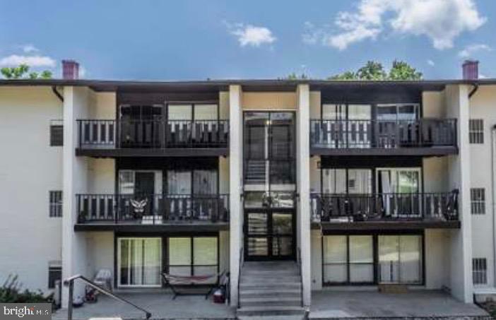 Top-Floor Condo – 3 Bedrooms + Den | 2 Full Baths | Prime Location!
Welcome to this spacious top-floor condo featuring 3 bedrooms, 2 full bathrooms, and a converted den/office that can serve as a 4th bedroom, and large balcony. Enjoy brand NEW carpet, fresh paint throughout, and a NEW A/C unit (2024) paired with a NEWER furnace just a few years young—move-in ready and worry-free!
LOCATION, LOCATION, LOCATION – A commuter’s dream! Conveniently located near National Harbor, offering endless entertainment, shopping, and dining options. Just minutes from Northern Virginia, Washington D.C., and Reagan National Airport. LOW CONDO FEE!
Whether you're a first-time homebuyer or looking for a solid investment opportunity, this condo checks all the boxes!