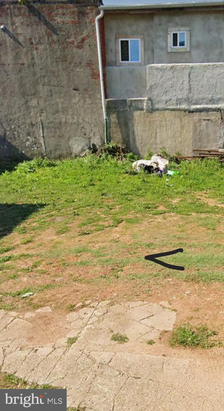Vacant RM1 building lot being sold cash as is. 10% deposit and proof of funds required. Buyer responsible for City resale certificate. Drive by to show.