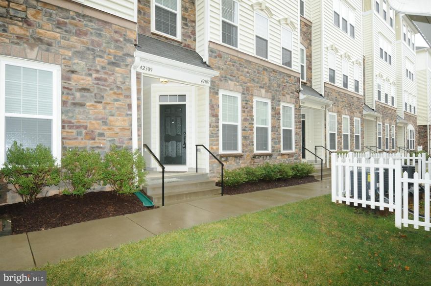 Luxury condo in beautiful horse country.  This unit is luxury at its best.  Granite counters, HW floors, and unique layout.  Kitchen is a gourmet's dream, and perfect for entertaining.  Upper floor laundry and family room with deck.  Split floor plan on upper level.  Great access to major highways.  Shopping, groceries and dining abound. Close to Middleburg, and Aldie.  Five miles to Dulles Int.