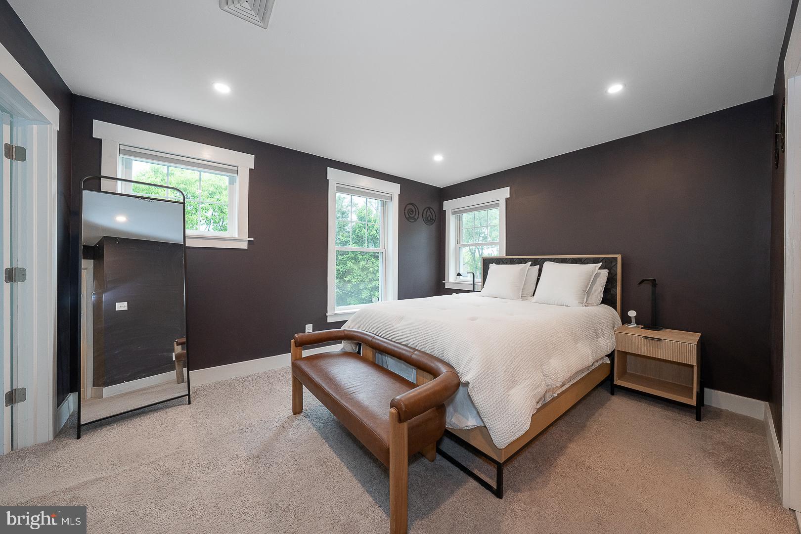 LARCHMONT SQ - Residential