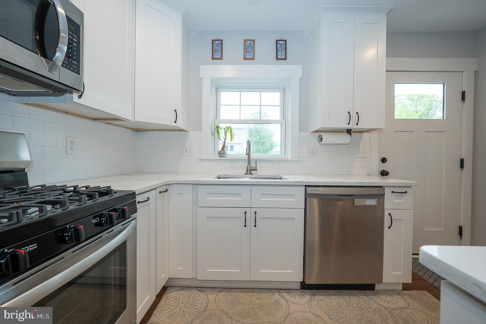 LARCHMONT SQ - Residential