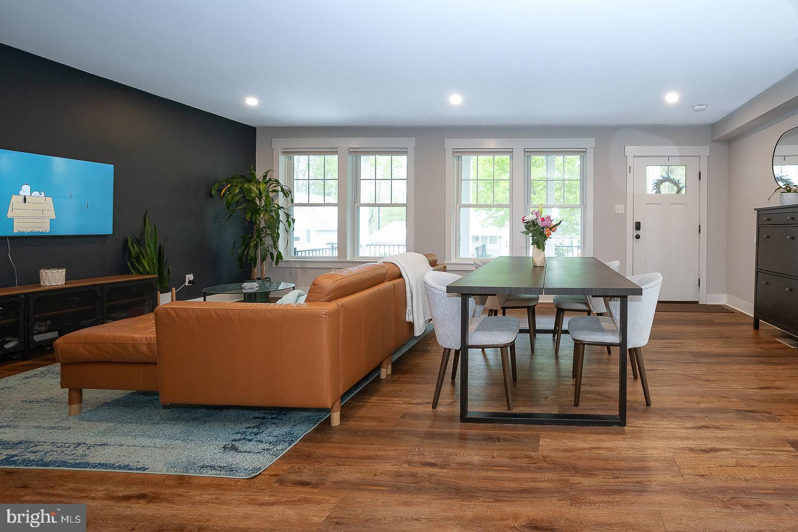 LARCHMONT SQ - Residential