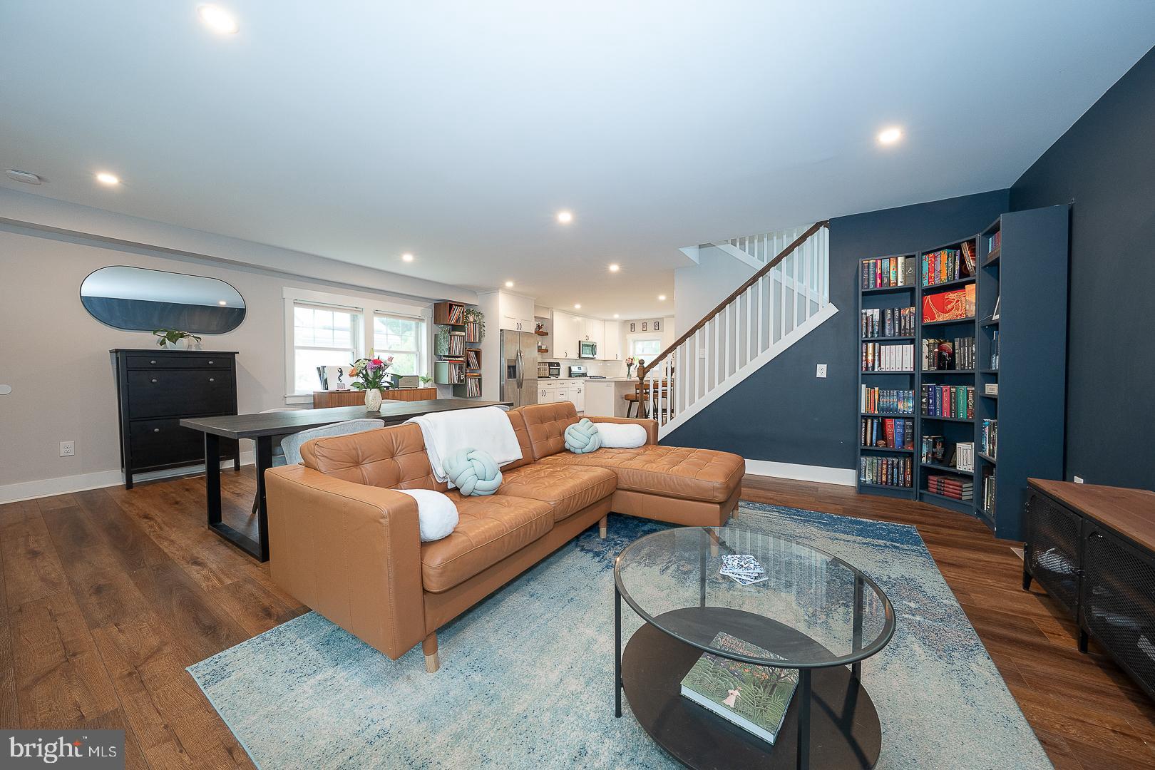 LARCHMONT SQ - Residential