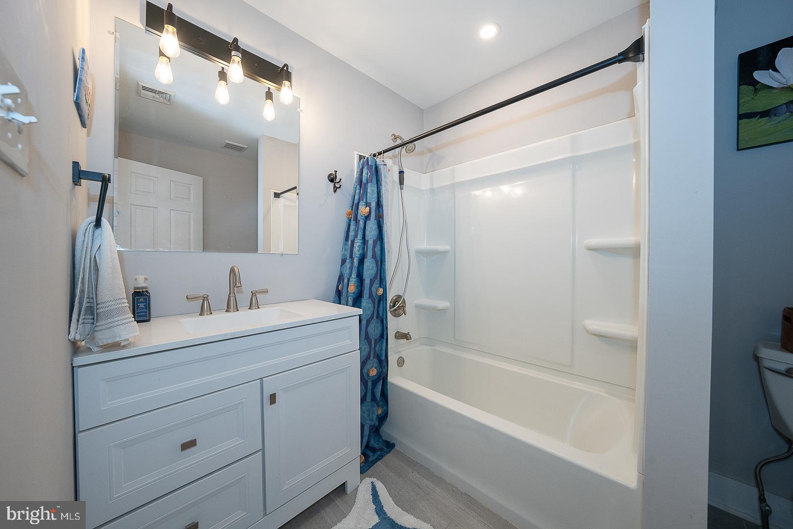 LARCHMONT SQ - Residential