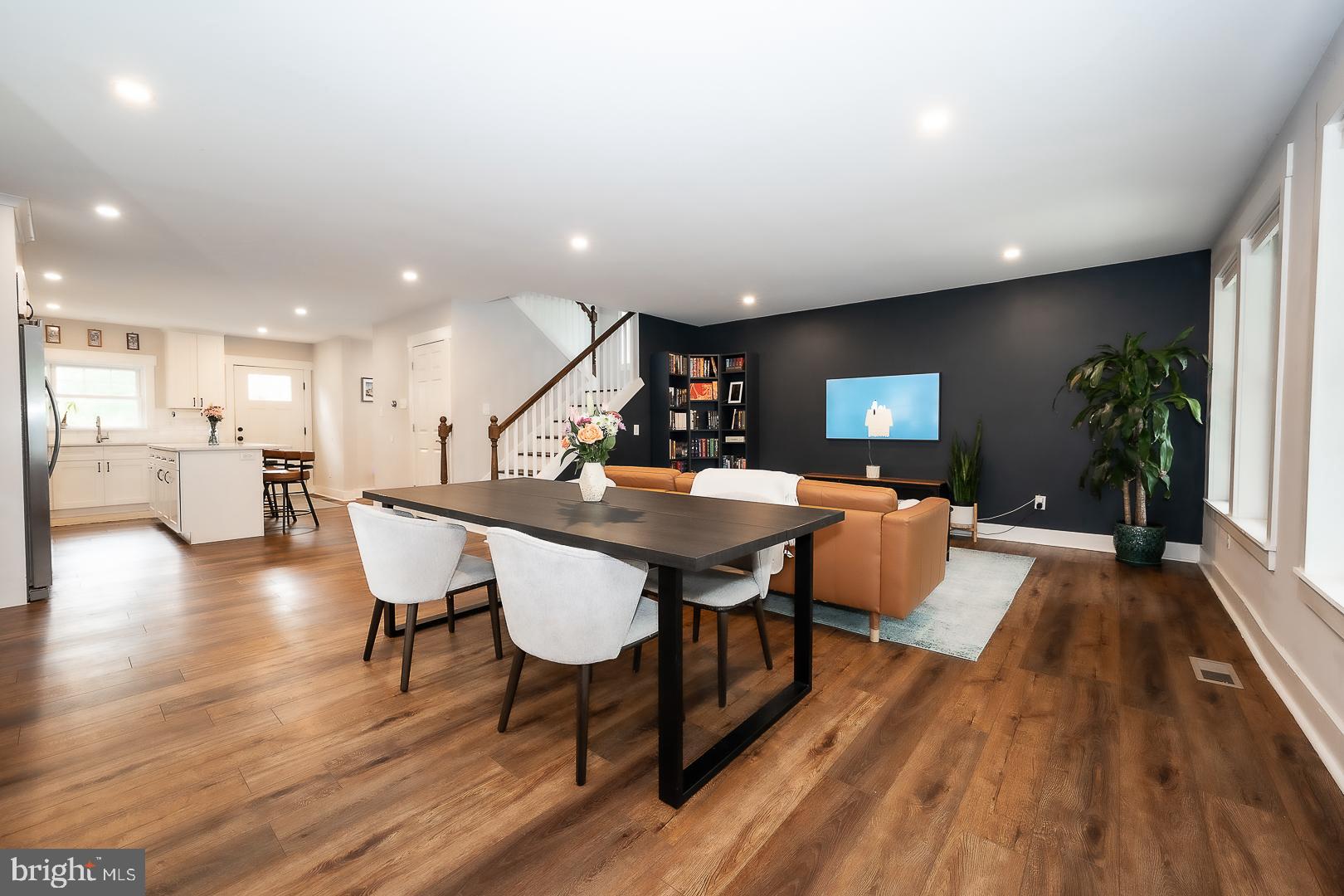 LARCHMONT SQ - Residential