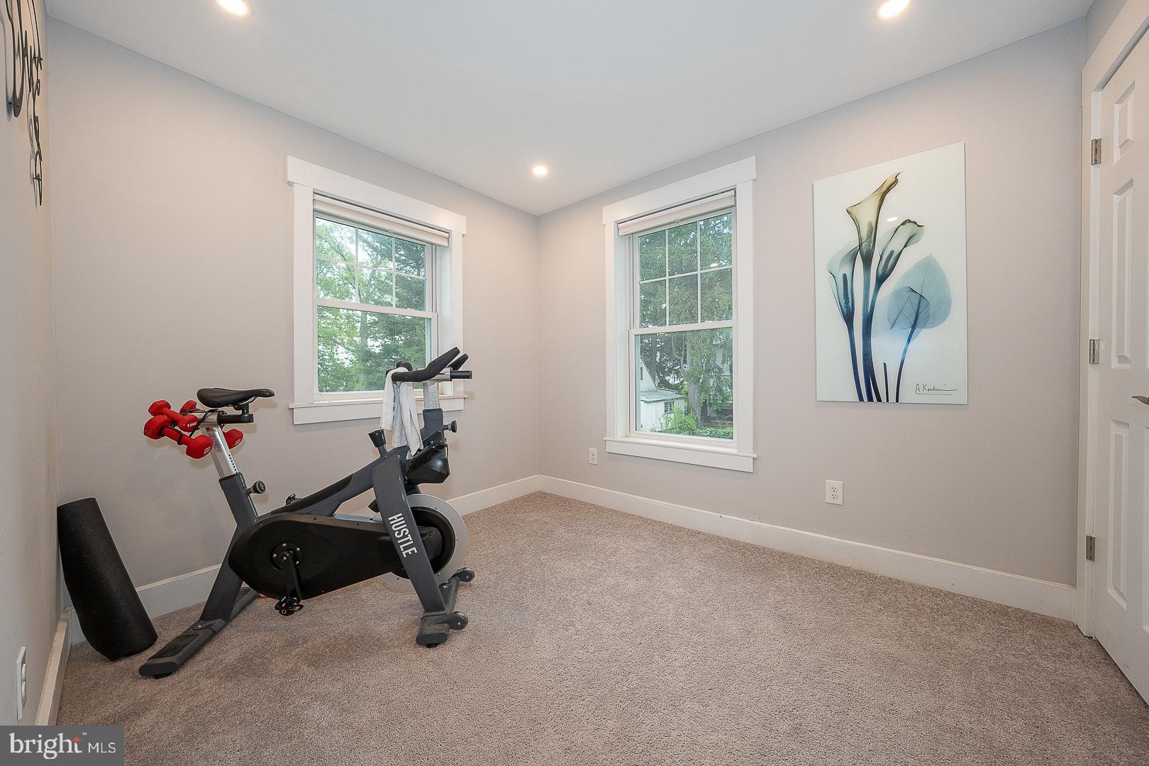 LARCHMONT SQ - Residential