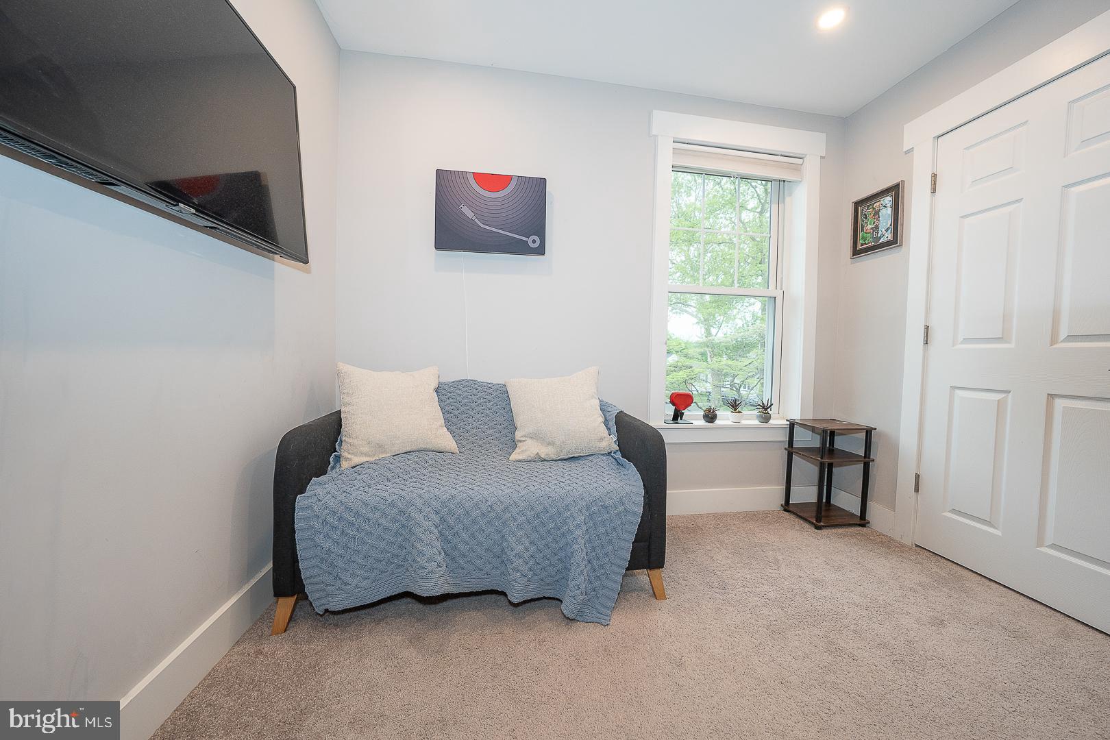 LARCHMONT SQ - Residential