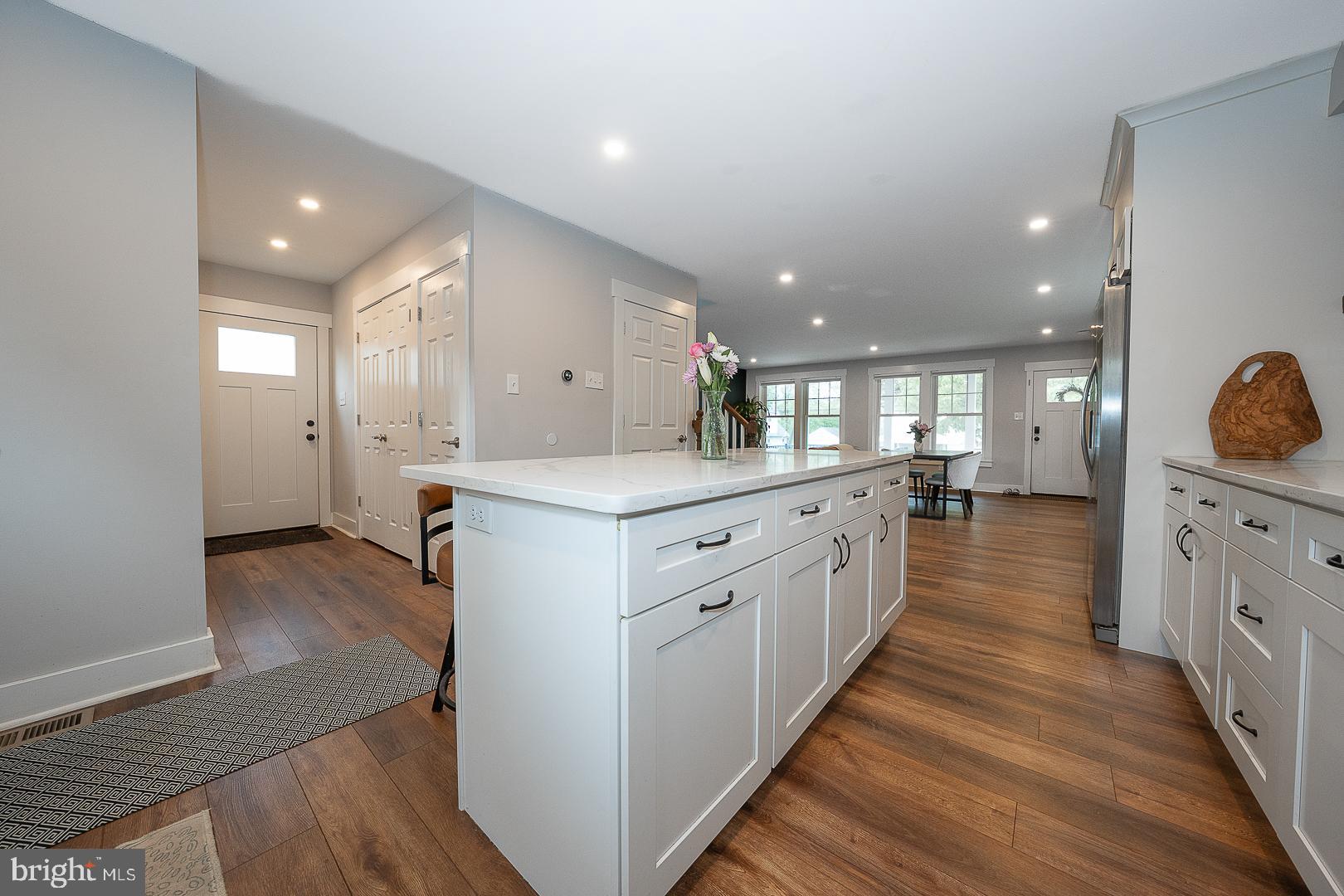 LARCHMONT SQ - Residential
