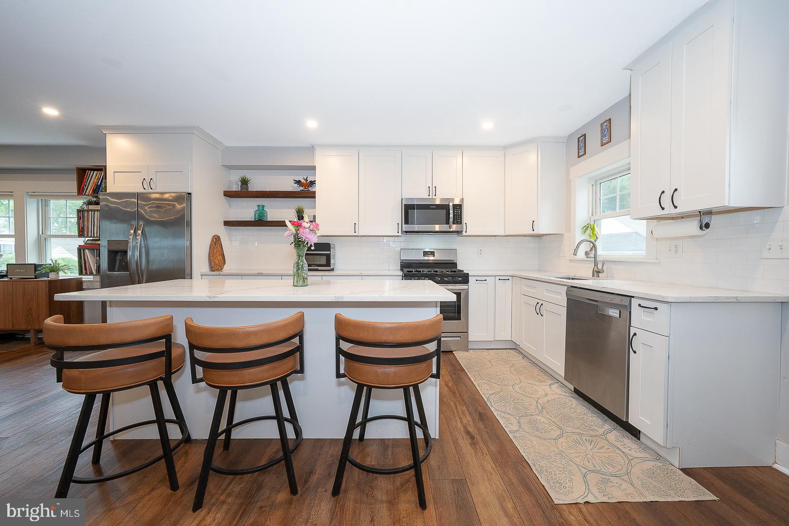LARCHMONT SQ - Residential