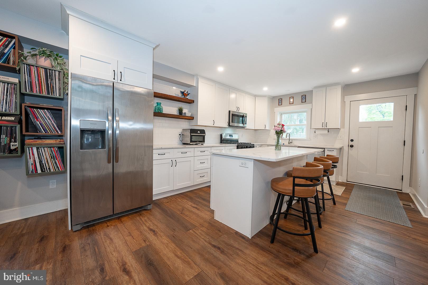 LARCHMONT SQ - Residential