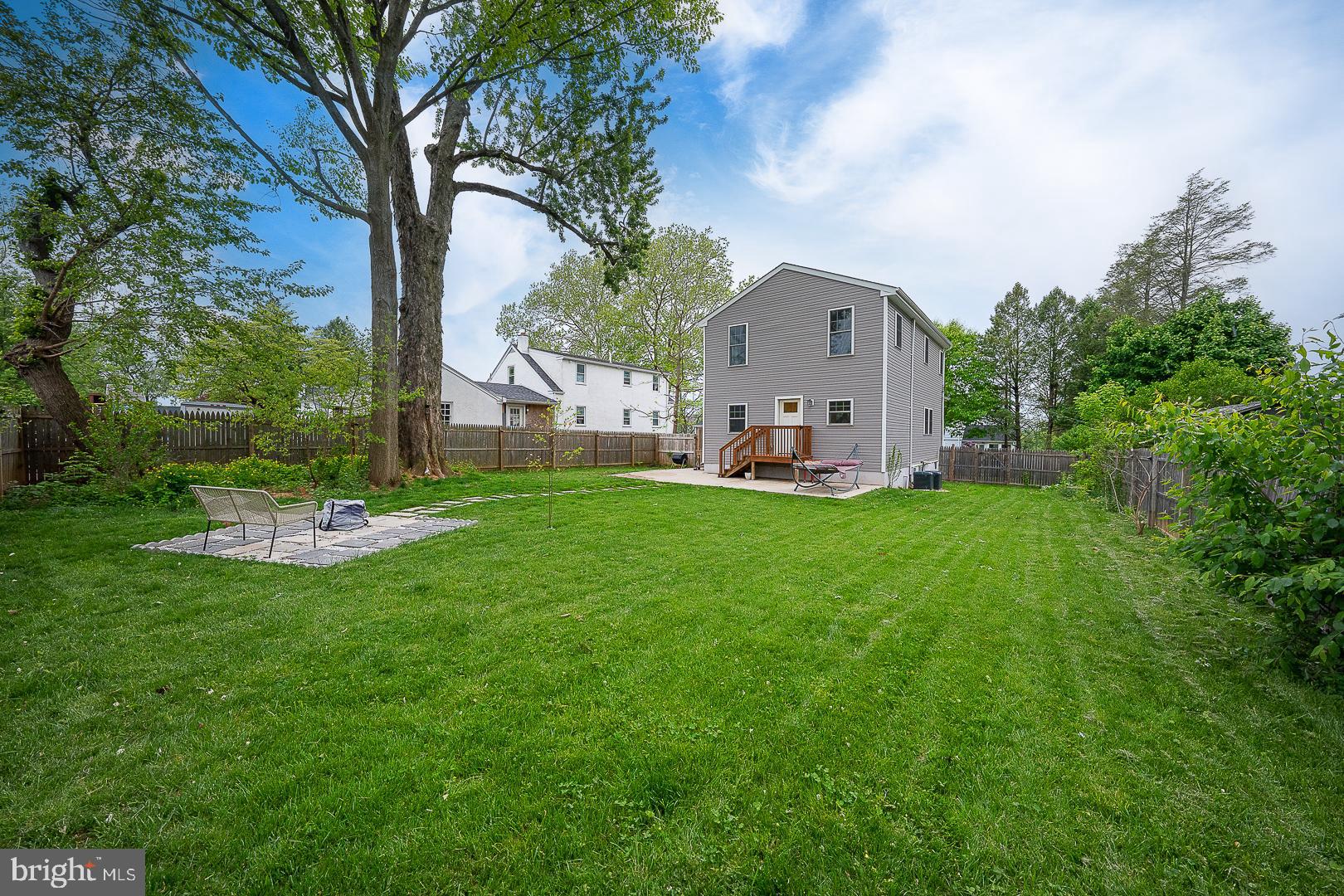 LARCHMONT SQ - Residential