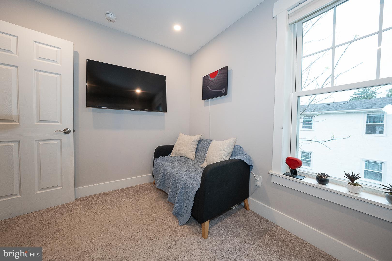 LARCHMONT SQ - Residential