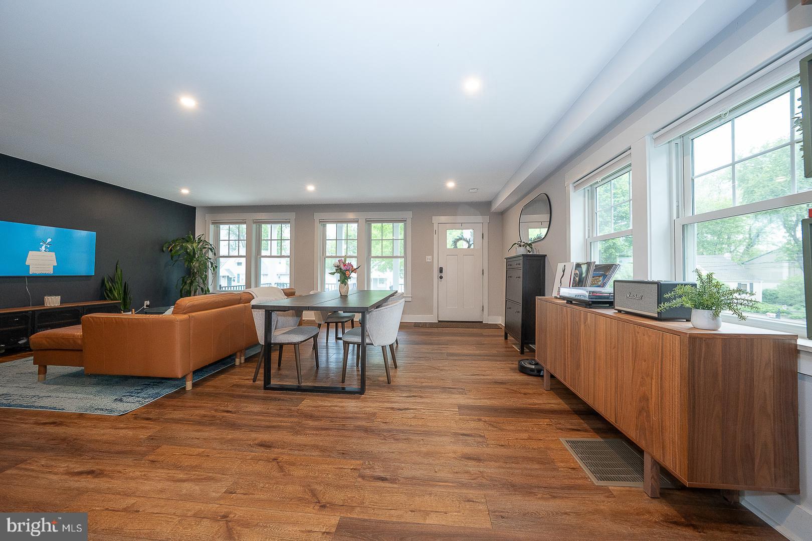 LARCHMONT SQ - Residential