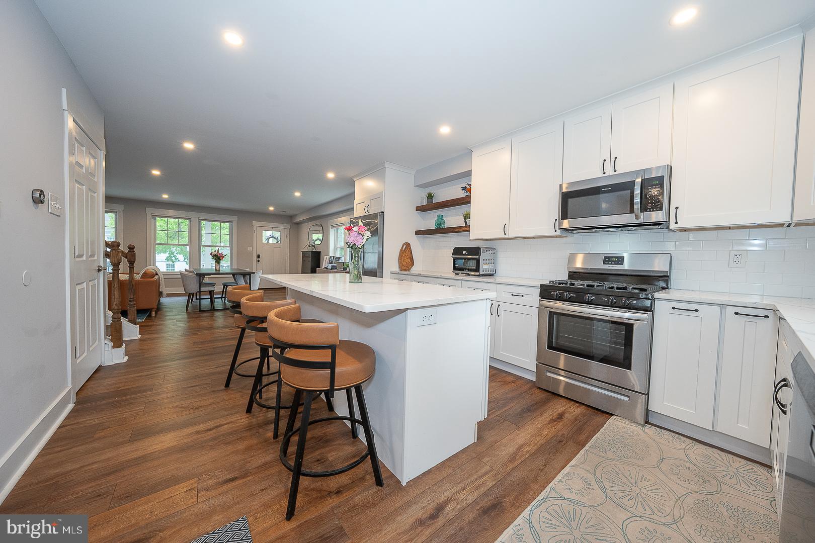 LARCHMONT SQ - Residential