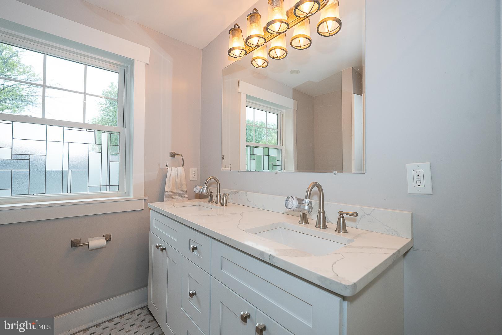 LARCHMONT SQ - Residential