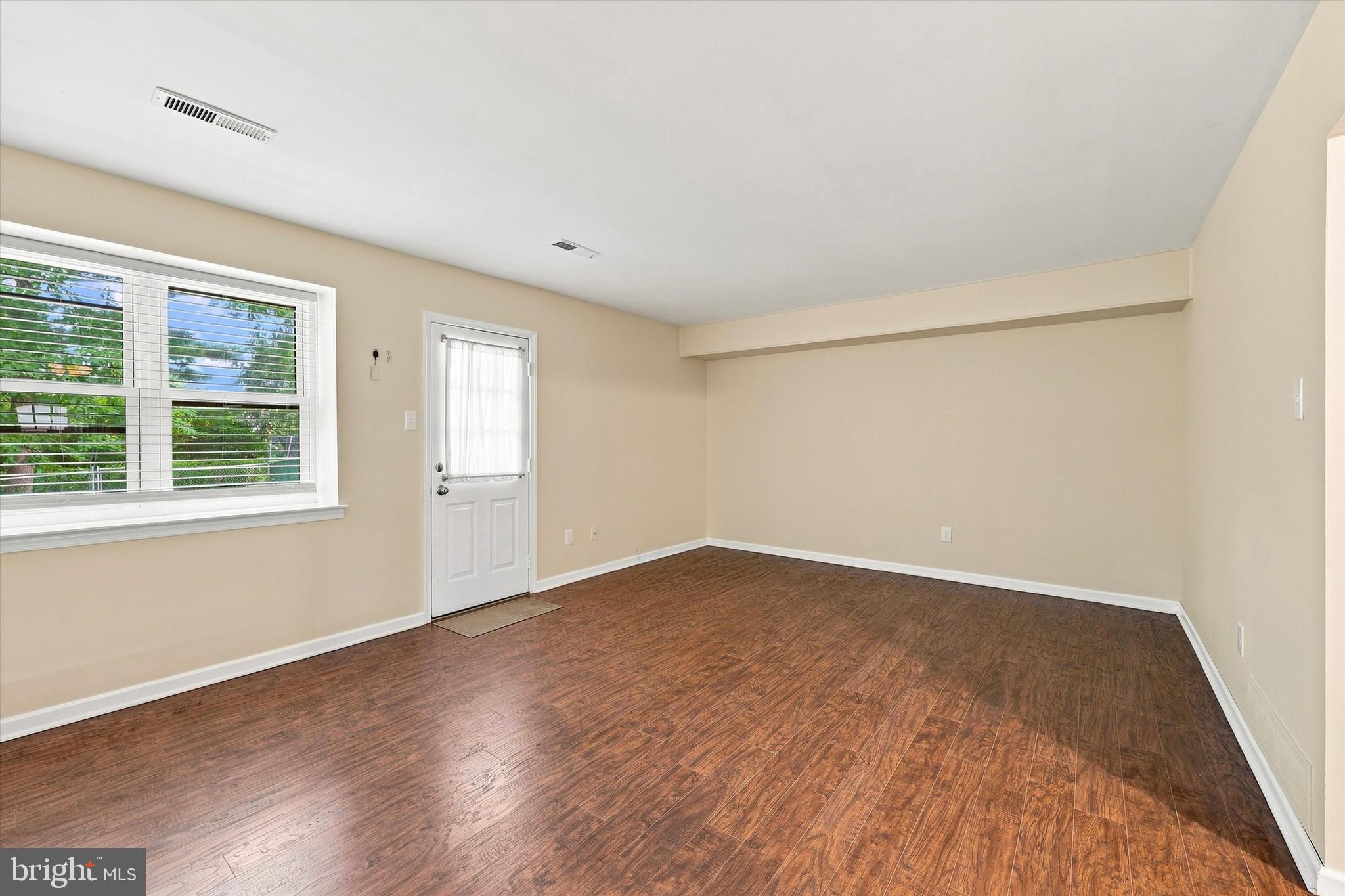 909 CLOVER PLACE