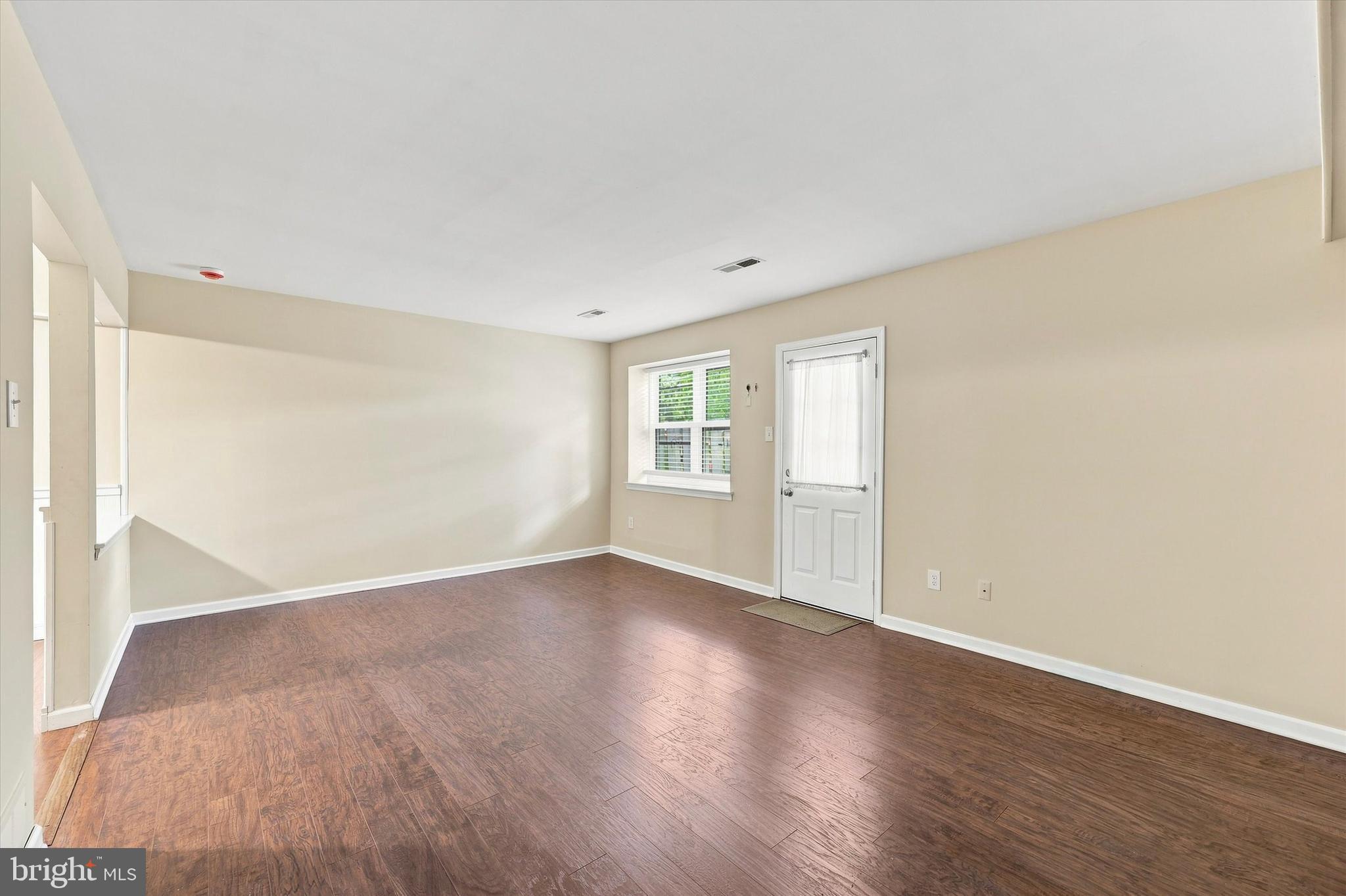 909 CLOVER PLACE