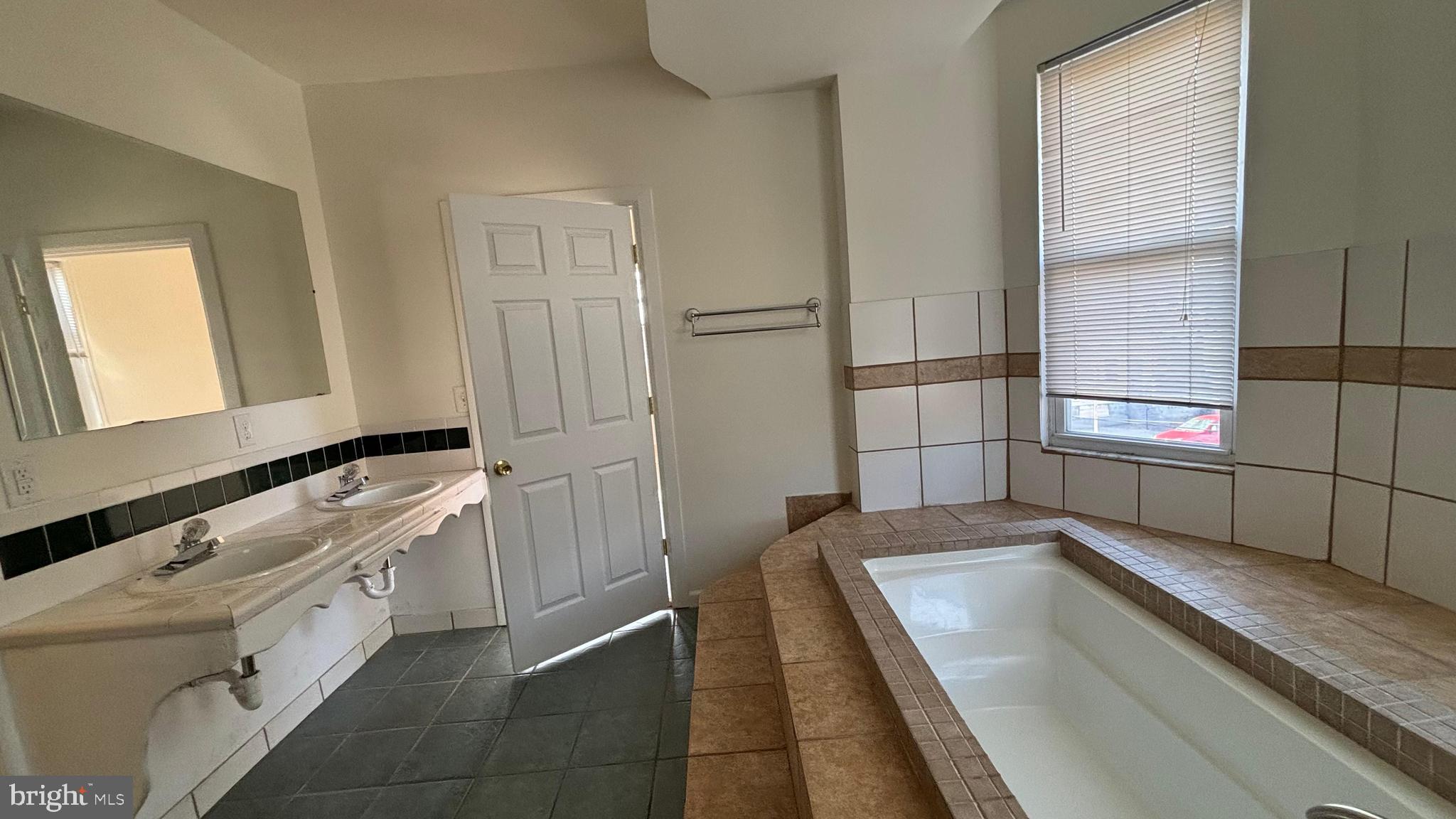 UNIVERSITY CITY - Residential Income