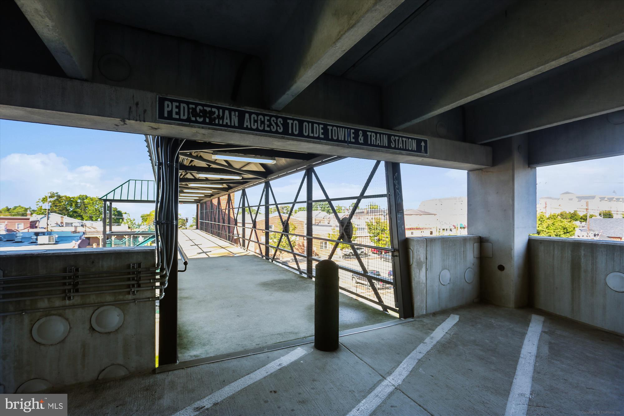 HYDE PARK - Residential Lease