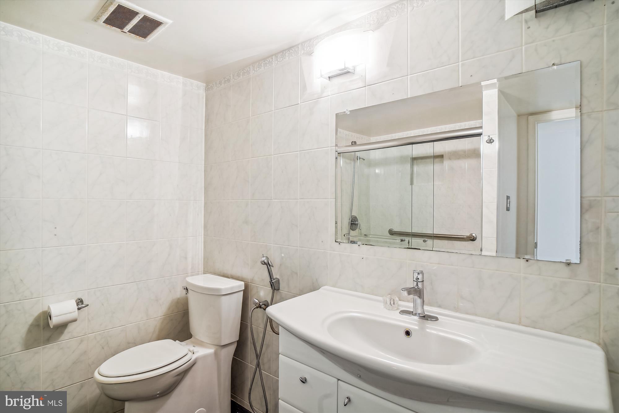 HYDE PARK - Residential Lease