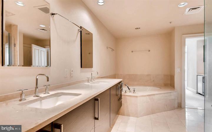 THE RITZ-CARLTON RESIDENCES - Residential