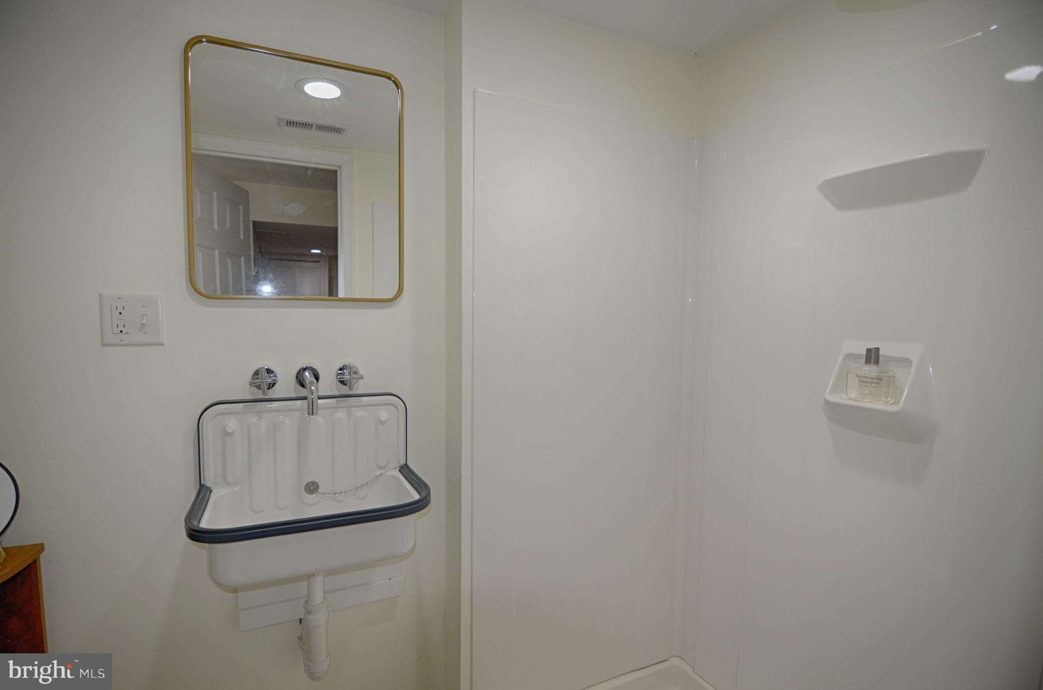 BEVERLY HILLS - Residential Lease