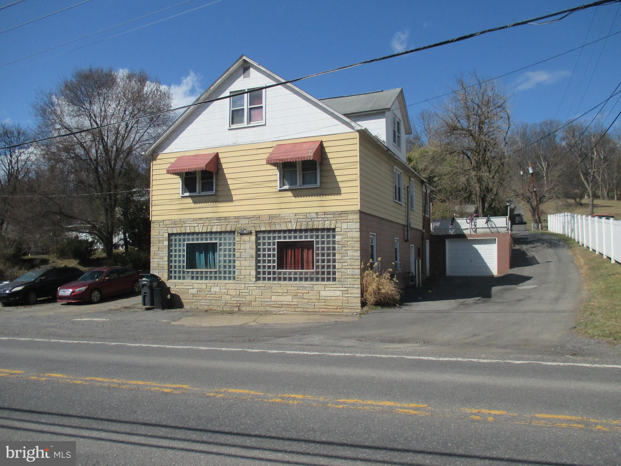 Main image without alt text