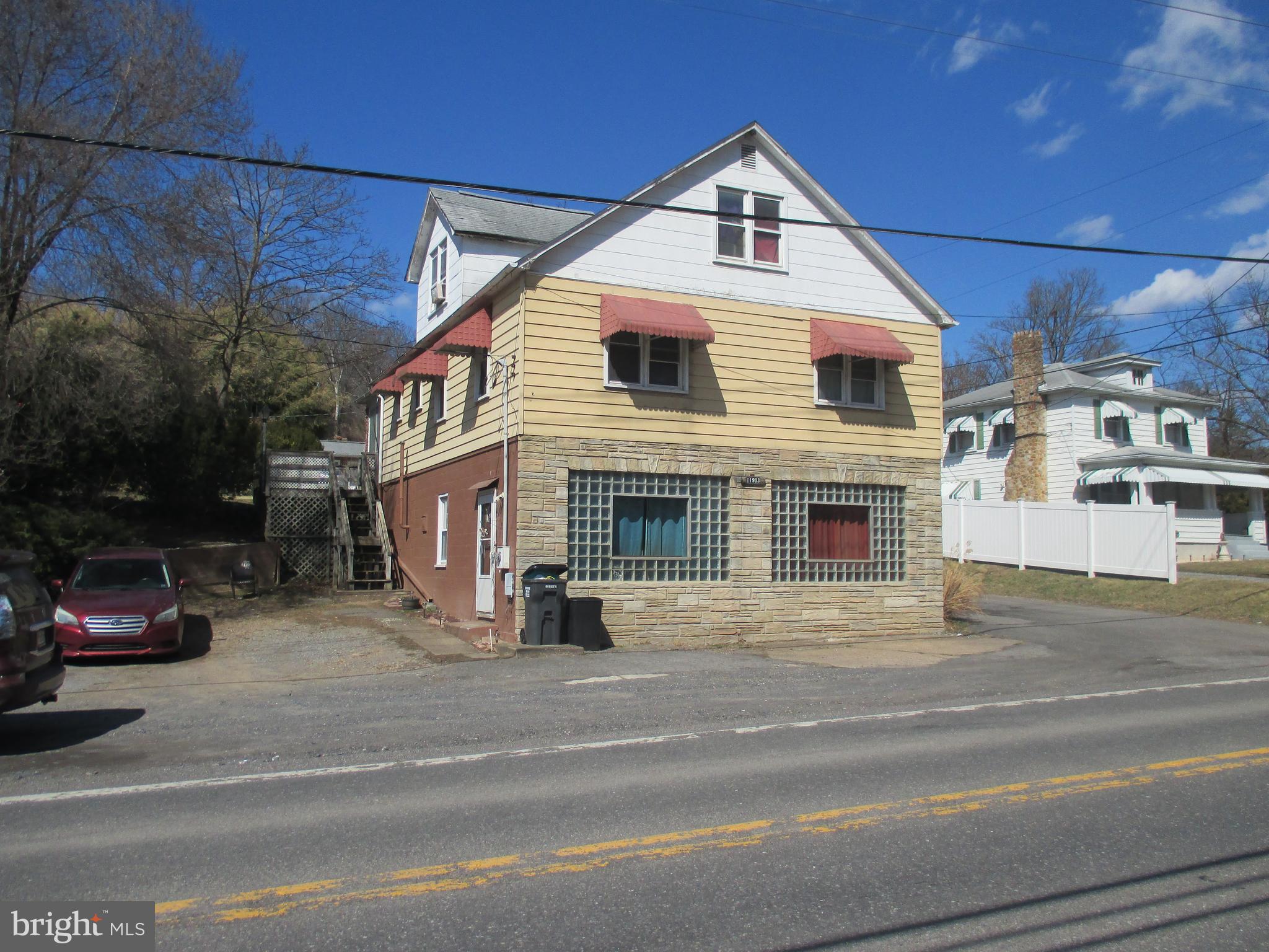 Main image without alt text