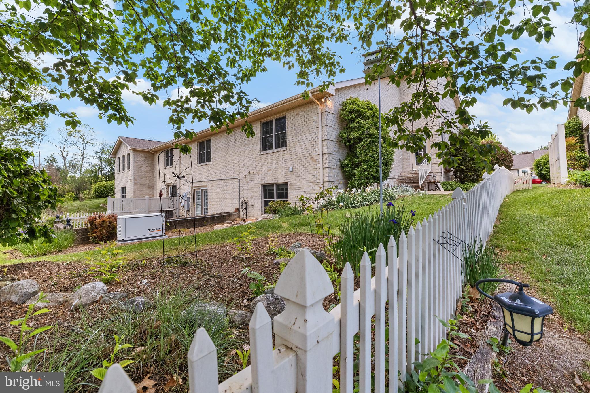 FALCON PLACE - Residential