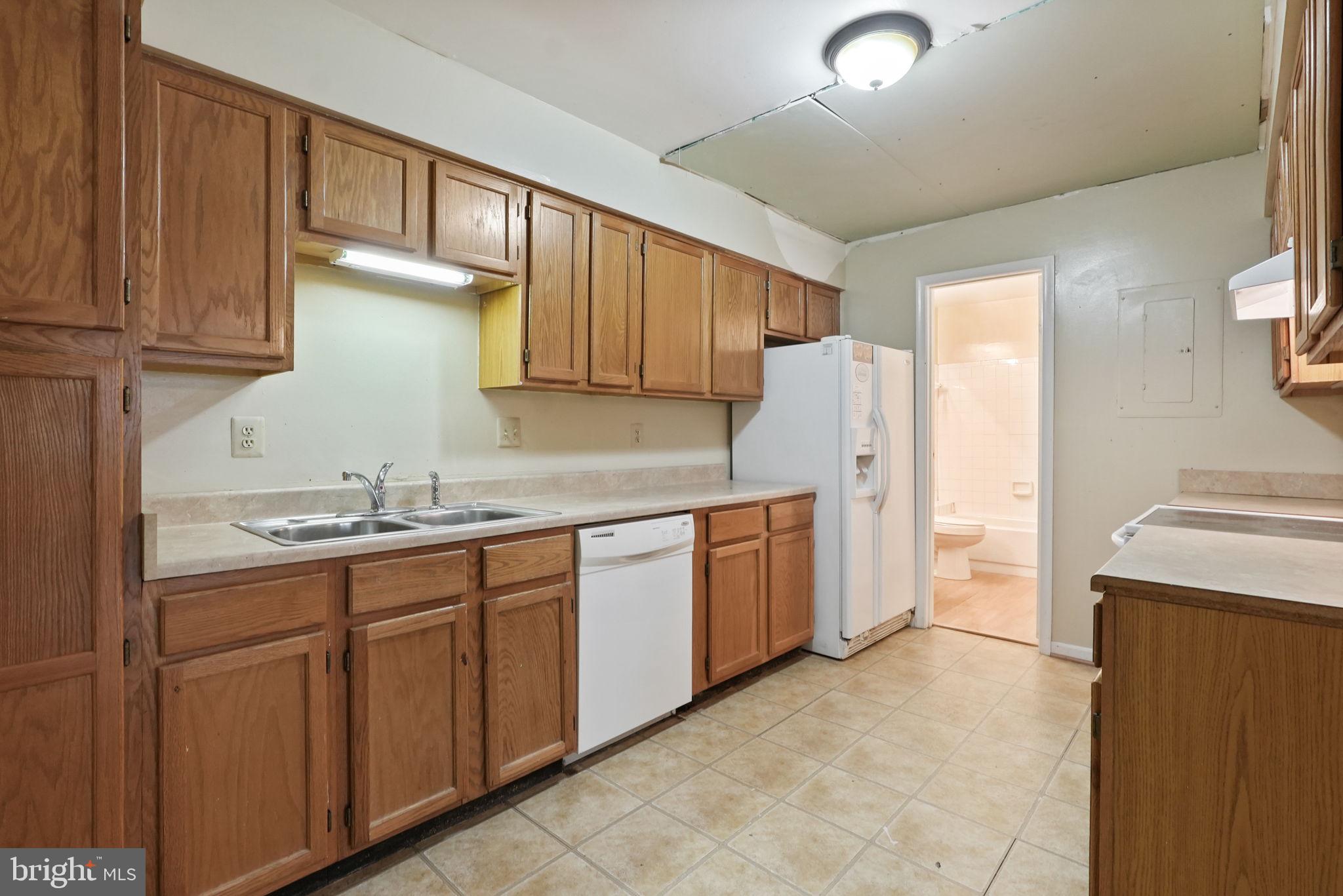 STONINGTON CONDOMINIUMS - Residential