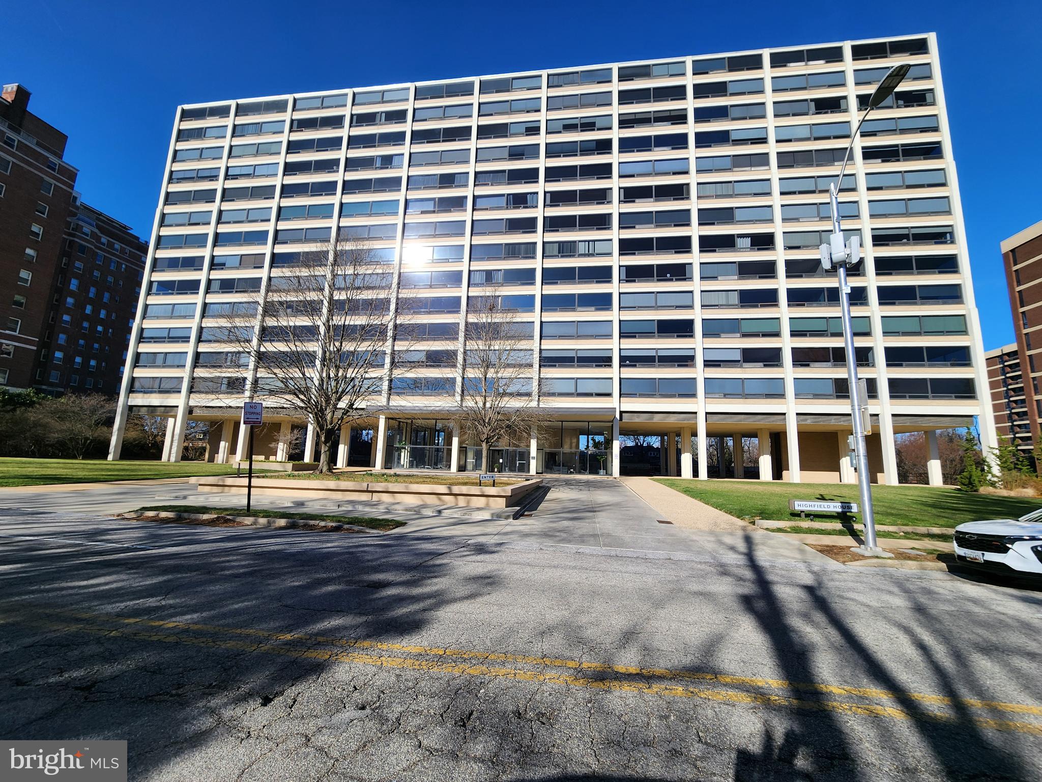 POST AUCTION: MAKE AN OFFER! The winning bidder will be required to provide a $20,000 deposit in the form of cash or certified funds. 2 bedroom / 2 bathroom condo unit within the Highfield House high-rise condominium in the Guilford neighborhood of Baltimore, Maryland. Located just off of the Charles Street & W University Parkway intersection, residents can enjoy easy access to numerous attractions, shops, and business hubs, including Johns Hopkins University.