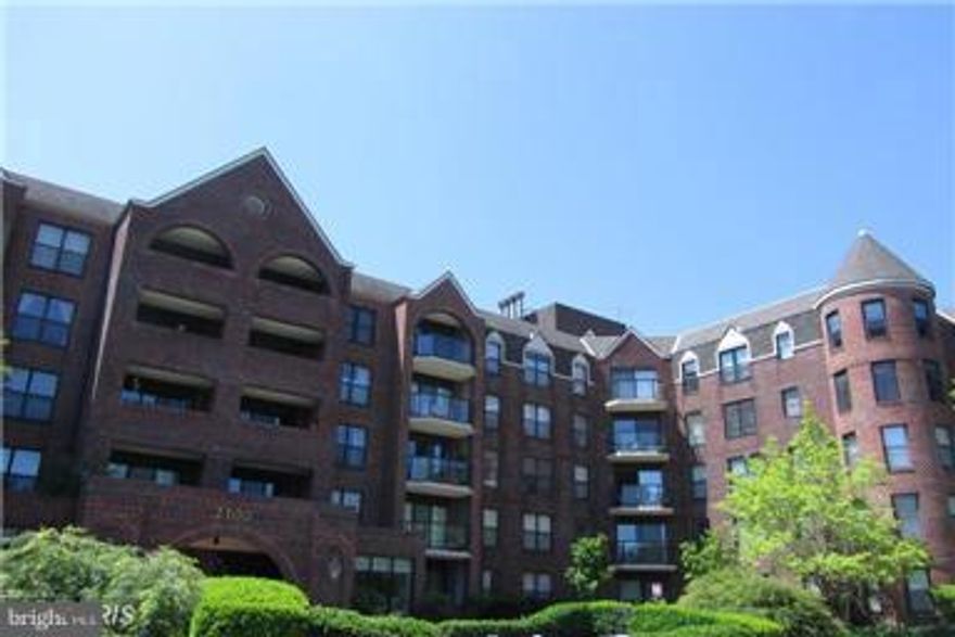 One Bedroom Condo with enclosed balcony in sought after Arlington's Court House area.  Perfect location with easy access to DC or Crystal City by Metro, car or biking.  Walk-in closet. Washer/Dryer in unit.  One parking space  in attached garage and one extra storage bin with unit.  Overlooks tennis court and swimming pool.  Building amenities include: Outdoor pool, exercise room with sauna, clubhouse, library, tennis court, and picnic/grilling area,  Nearby metro and numerous trails for biking/running.  Easy access off Lee Highway.  One year Buyer Home Warranty.